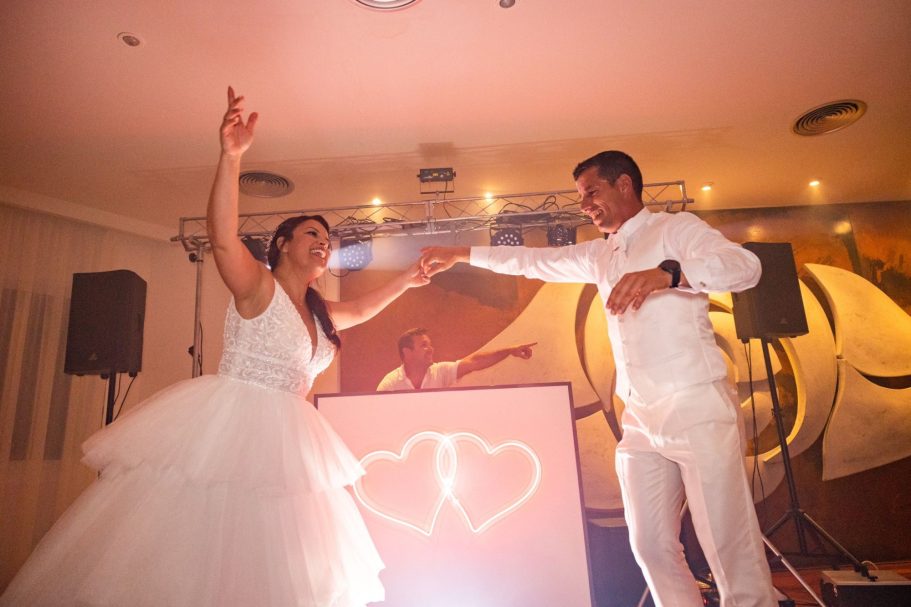 Los novios lo dan todo en la pista